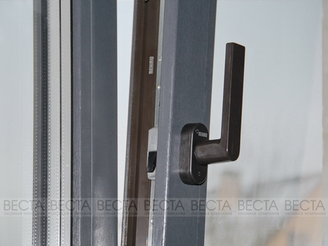 Ручка Rehau Linea темно-коричневого цвета в откинутом положении на окне Рехау Интелио